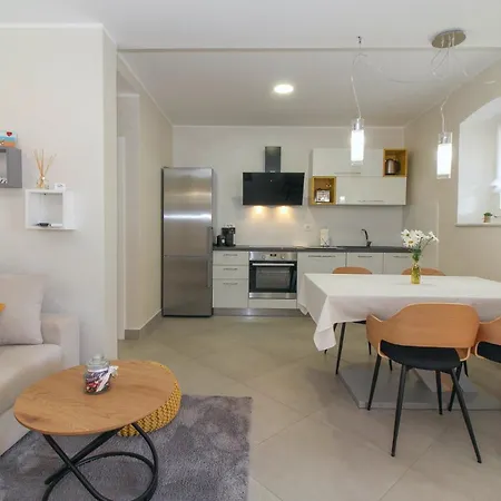 Nonina Hiza In - Haus Fuer 4 Personen * Poreč