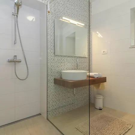 Nonina Hiza In - Haus Fuer 4 Personen Hébergement de vacances Poreč