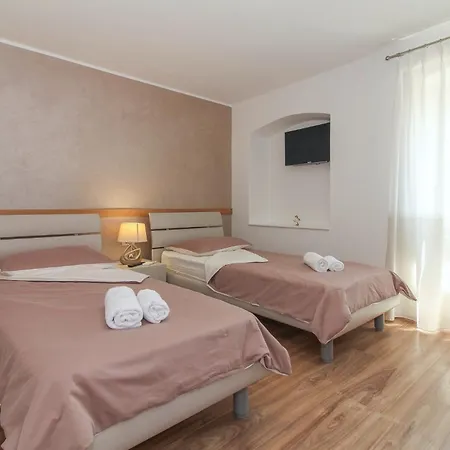 Nonina Hiza In - Haus Fuer 4 Personen Hébergement de vacances Poreč